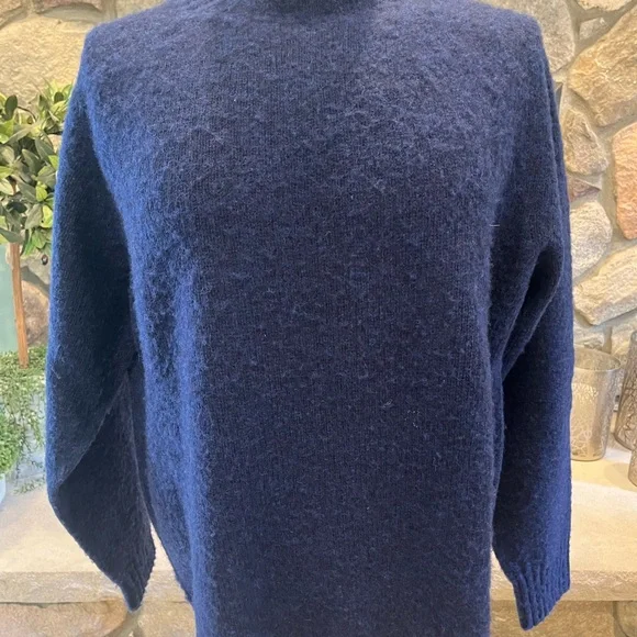 100% Pure New Wool Claymore Shop Blue Crewneck Sweater with Textured Knit